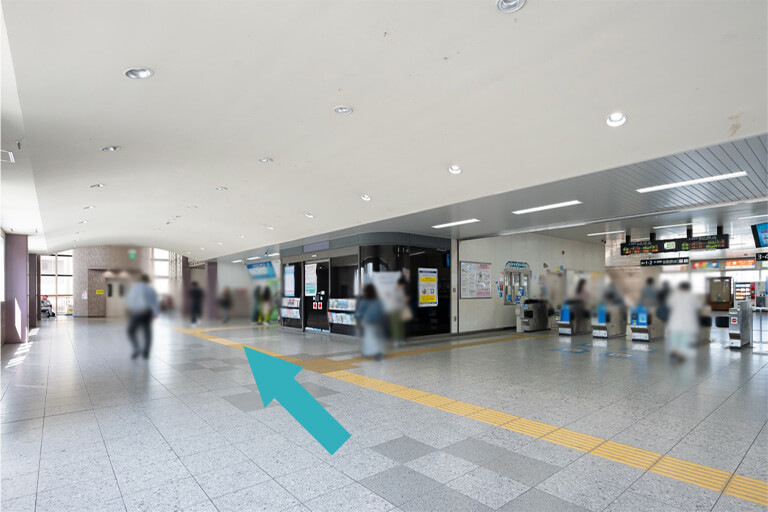 改札を出て右手に進み北口を出ます。