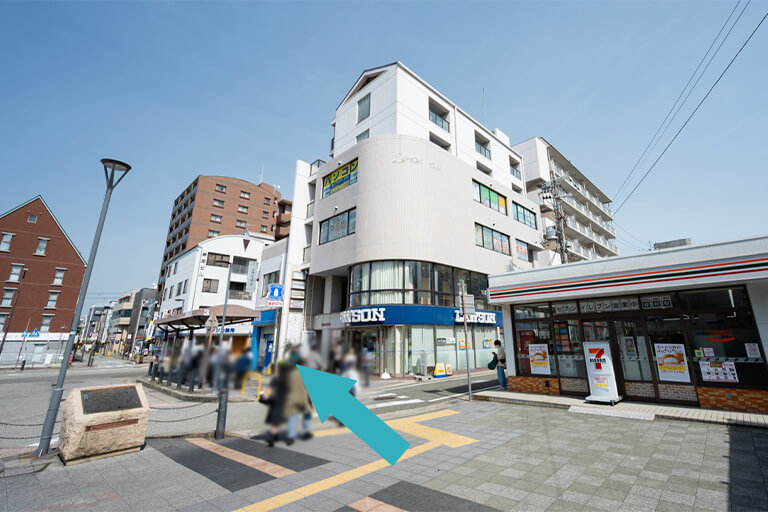 北口を出てセブンイレブン、ローソン方面を通過します。