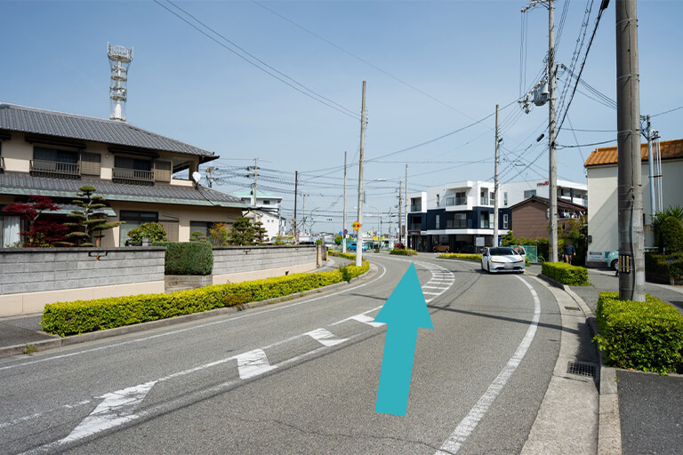 しばらく道なりに進みます。