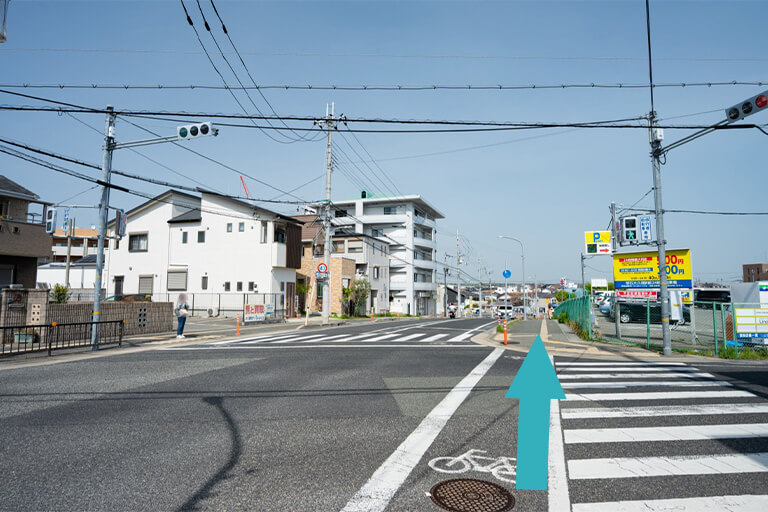 交差点を直進します。