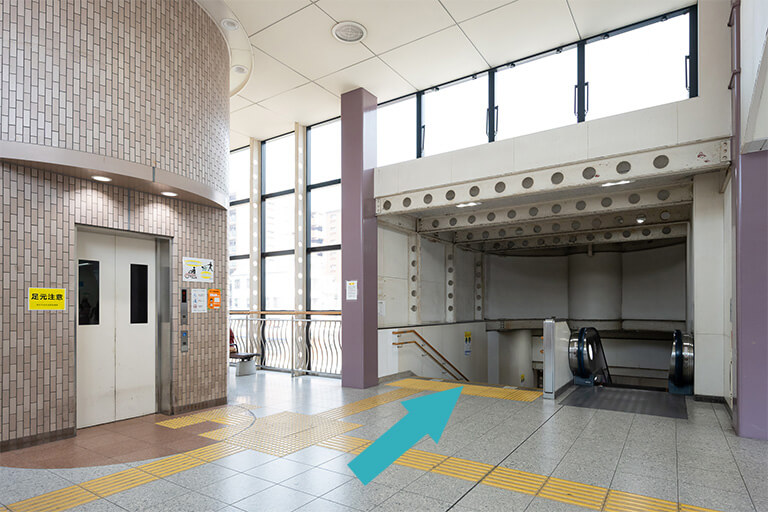 突き当たり右手の階段から地上に出ます。